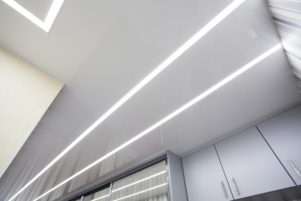 Заказать световые потолки с линией света в г. Умёт